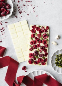 Czekolada biała z wiśnią i pistacjami