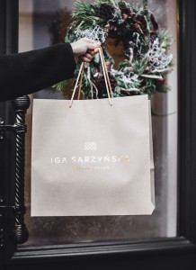 Torba prezentowa L z papieru kraft z logo Iga Sarzyńska Wzrusza Toruń